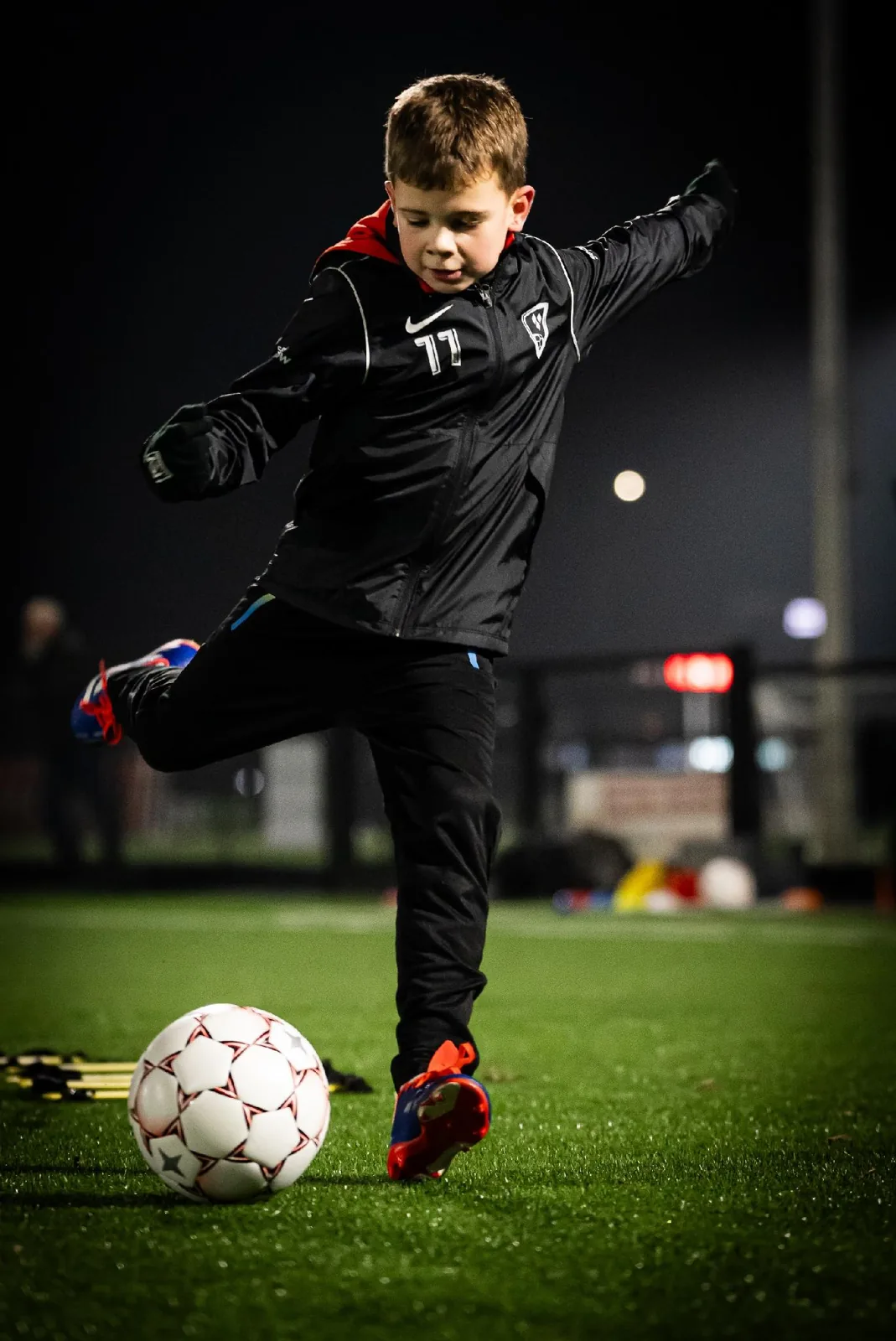 Een speler oefent zijn balcontrole tijdens een HWS-training