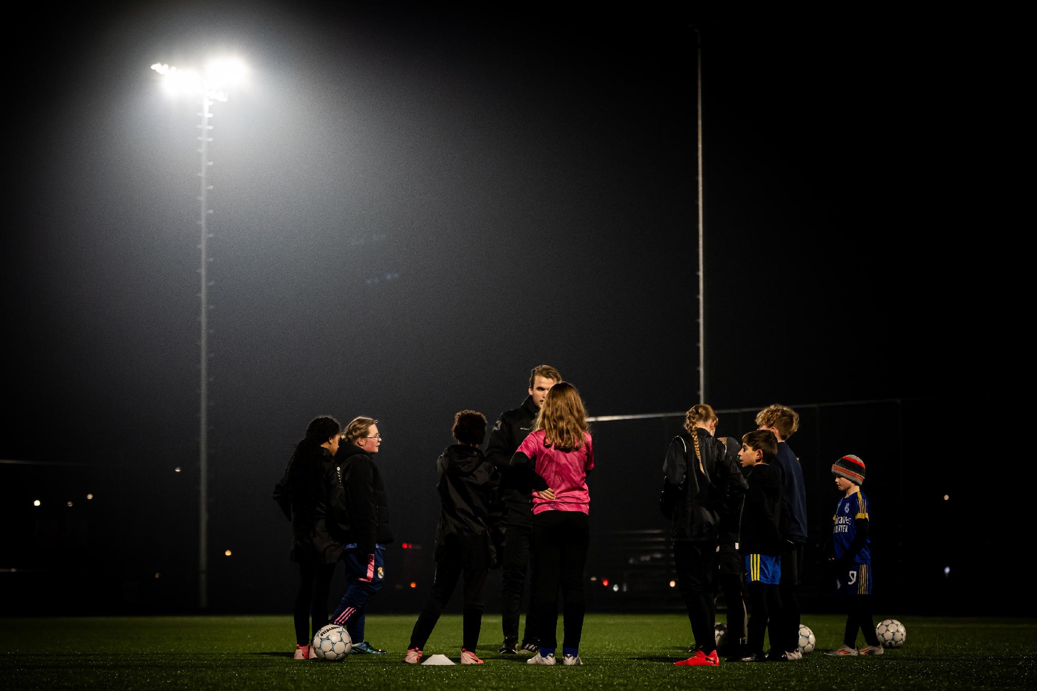 Voetbalplezier tijdens een activiteit van HWS