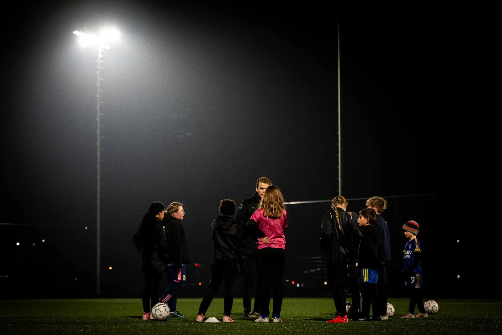 Jonge voetballers trainen samen op het veld bij HWS